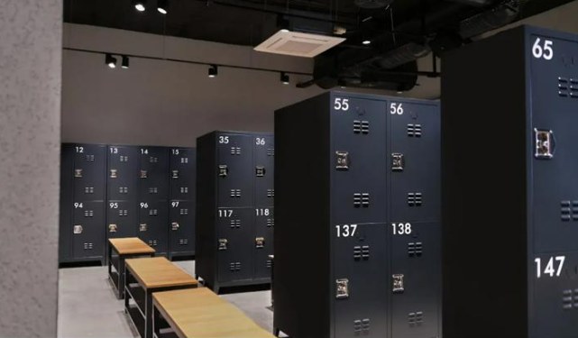 Yeny Gym Fitness soyunma odasında RAL 7016 antrasit gri, T kol kilitli 4 kapaklı dolaplar ve banklar