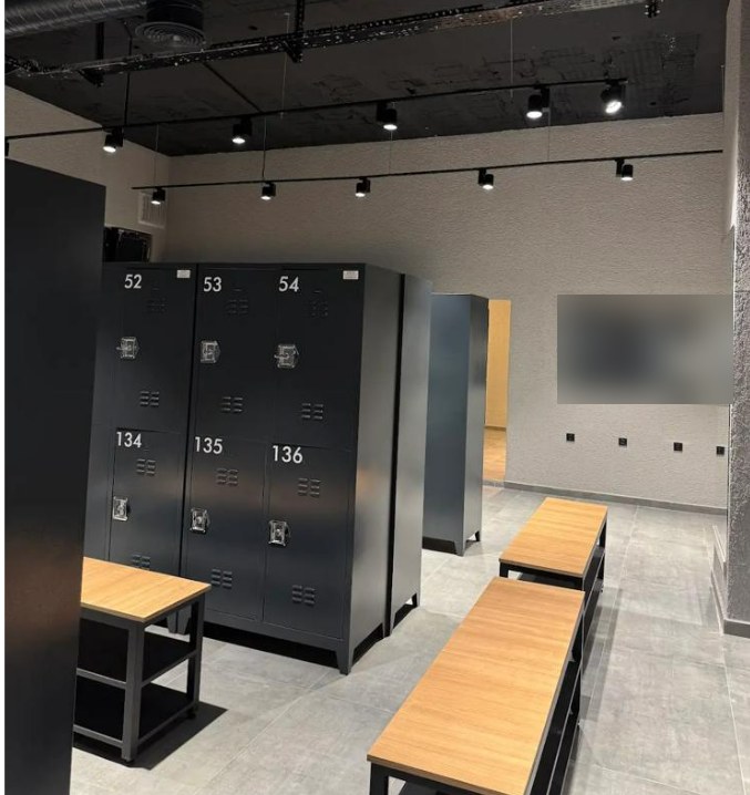 Yeny Gym Fitness soyunma odasında dolap sırası ile banklar arasındaki geçiş