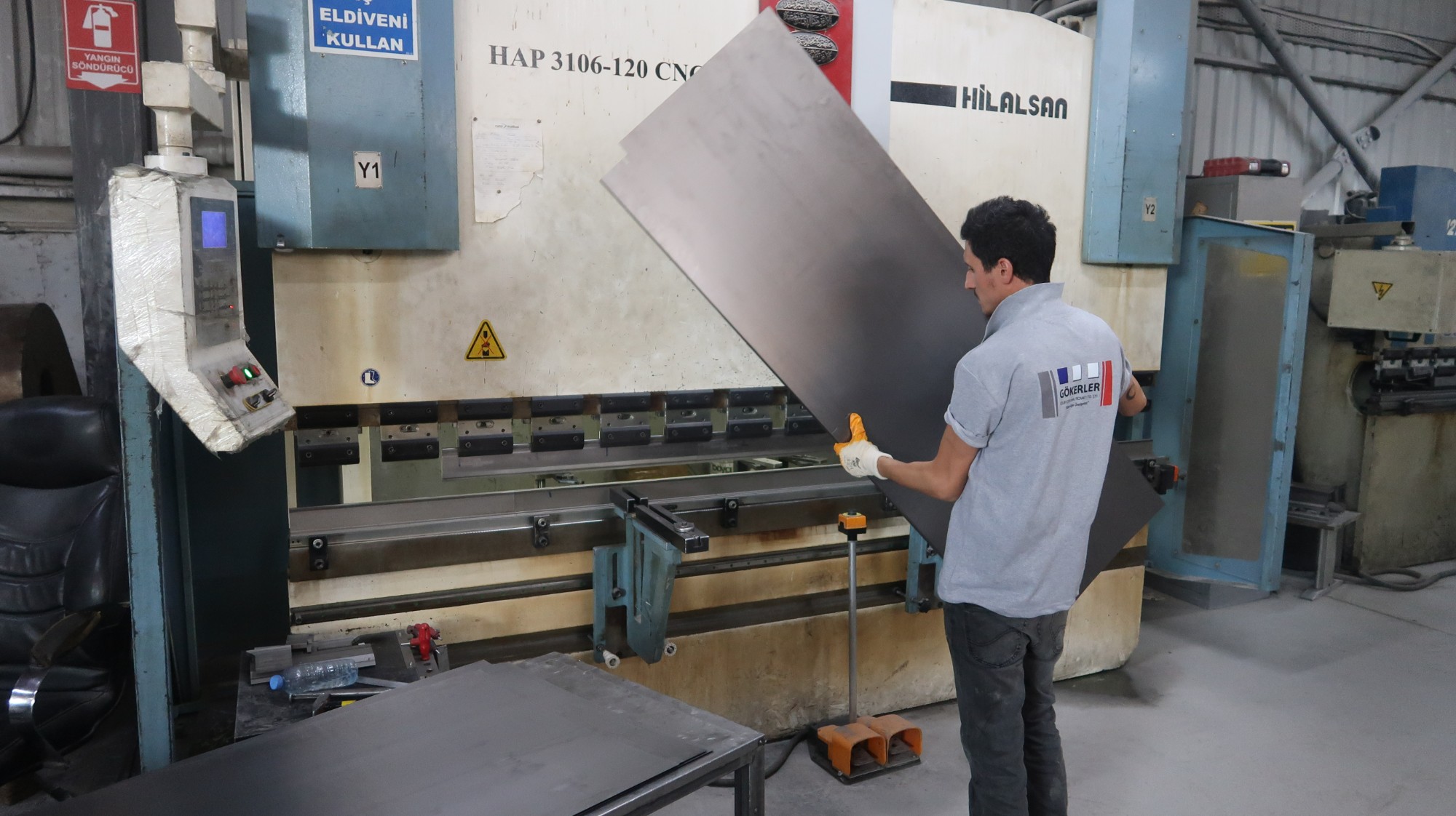 Gökerler Esenyurt fabrikasında abkant presle dolap sacının bükülmesi